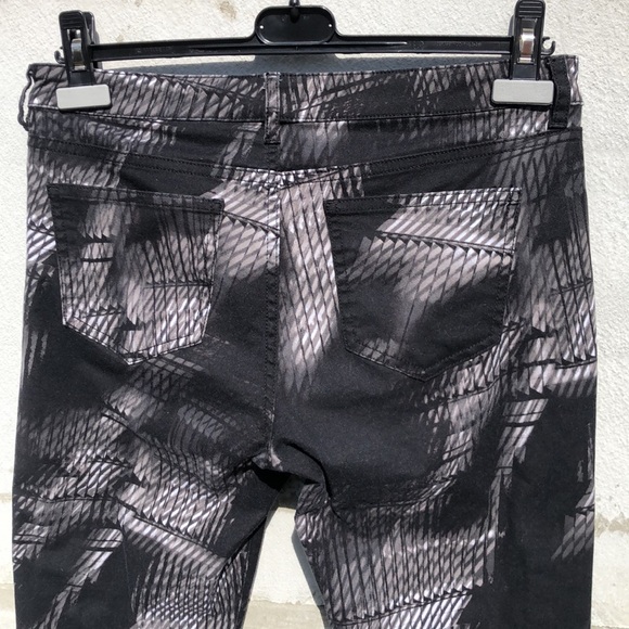 Elie Tahari Printed Ramona Jeans - Picture 10 of 12